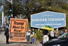 Fotografía de personas manifestándose a favor de la comunidad migrante en el estadio de los Dodgers, en Los Ángeles (EE.UU.). EFE/ Mónica Rubalcava