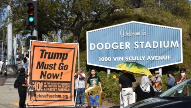 Fotografía de personas manifestándose a favor de la comunidad migrante en el estadio de los Dodgers, en Los Ángeles (EE.UU.). EFE/ Mónica Rubalcava