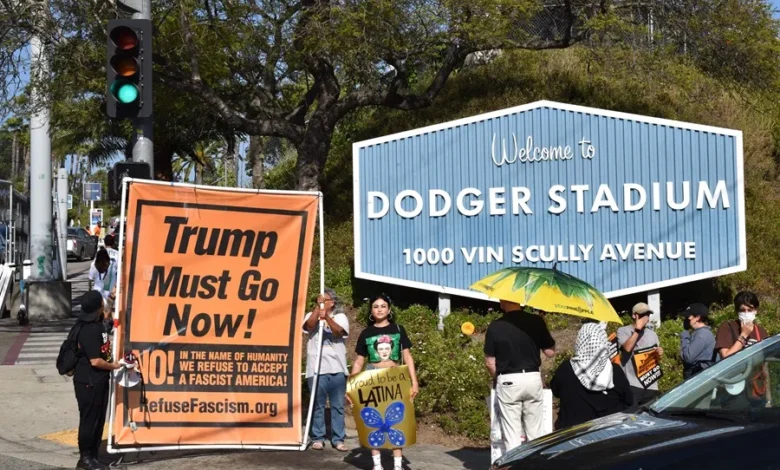 Fotografía de personas manifestándose a favor de la comunidad migrante en el estadio de los Dodgers, en Los Ángeles (EE.UU.). EFE/ Mónica Rubalcava