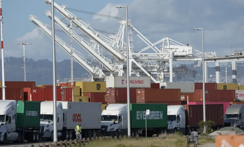 Fotografía de archivo de un puerto comercial estadounidense, tras la entrada en vigor de una ronda de aranceles del presidente Donald Trump. EFE/John G. Mabanglo