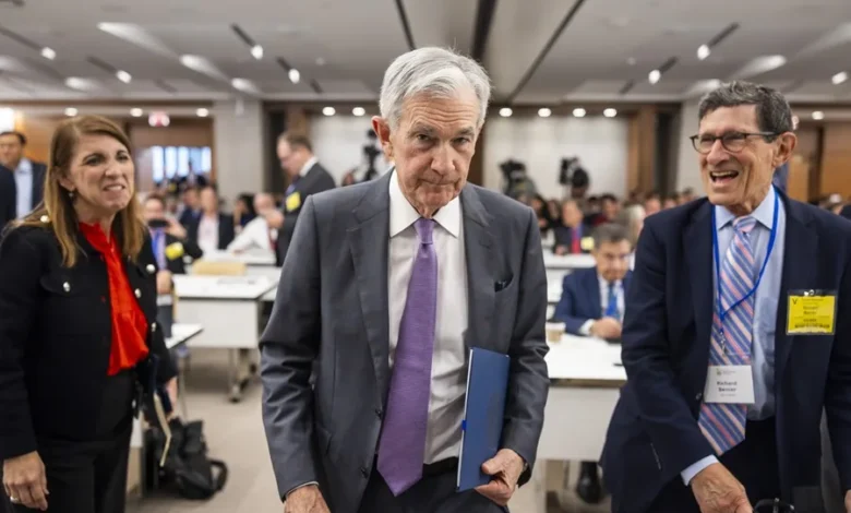 El presidente de la Reserva Federal de EE.UU., Jerome Powell (centro), pronuncia el discurso en Washington D.C., EE.UU. EFE/ Jim Lo Scalzo