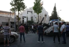 Agentes de seguridad frente a la iglesia de Mar Elias tras un atentado suicida, en las afueras de Damasco, Siria. EFE/EPA/MOHAMMED AL RIFAI