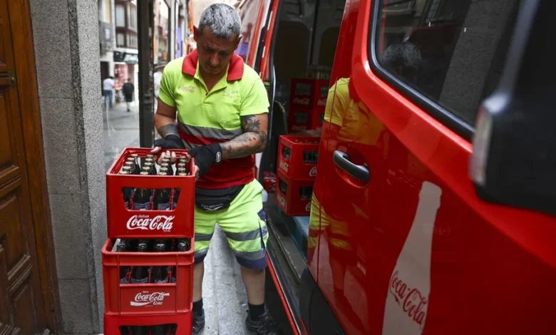 Un empleado de una empresa de refrescos trabaja este martes en Toledo. EFE/Ismael Herrero