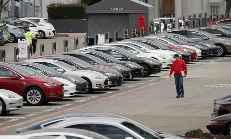 Fotografía de archivo de un trabajador sale de la fábrica de vehículos de Tesla en Fremont, California, Estados Unidos. EFE/EPA/JOHN G. MABANGLO