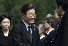 El presidente surcoreano Lee Jae-myung (C) y su esposa Kim Hye-Kyung (I) llegan a una ceremonia para conmemorar el 70º Día de la Memoria en el Cementerio Nacional de Seúl en Seúl, Corea del Sur. EFE/EPA/JEON HEON-KYUN