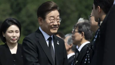 El presidente surcoreano Lee Jae-myung (C) y su esposa Kim Hye-Kyung (I) llegan a una ceremonia para conmemorar el 70º Día de la Memoria en el Cementerio Nacional de Seúl en Seúl, Corea del Sur. EFE/EPA/JEON HEON-KYUN