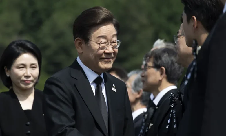 El presidente surcoreano Lee Jae-myung (C) y su esposa Kim Hye-Kyung (I) llegan a una ceremonia para conmemorar el 70º Día de la Memoria en el Cementerio Nacional de Seúl en Seúl, Corea del Sur. EFE/EPA/JEON HEON-KYUN