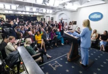 Fotografía de archivo de la secretaria de Prensa de la Casa Blanca, Karoline Leavitt, respondiendo a las preguntas de los periodistas en la sala de prensa de la Casa Blanca en Washington, DC. EFE/EPA/JIM LO SCALZO