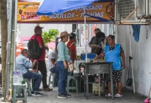 Fotografía de personas comprando comida en un puesto callejero de Acapulco, México, este 06 de junio de 2025. EFE/ David Guzmán