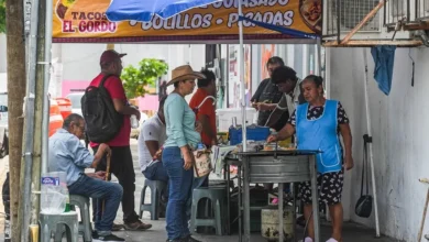 Fotografía de personas comprando comida en un puesto callejero de Acapulco, México, este 06 de junio de 2025. EFE/ David Guzmán