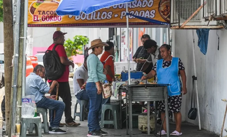 Fotografía de personas comprando comida en un puesto callejero de Acapulco, México, este 06 de junio de 2025. EFE/ David Guzmán