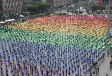 Miles de personas participan en la formación de una bandera monumental en el marco de 'La Semana del Orgullo' en el Zócalo de Ciudad de México. EFE/ Mario Guzmán