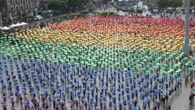Miles de personas participan en la formación de una bandera monumental en el marco de 'La Semana del Orgullo' en el Zócalo de Ciudad de México. EFE/ Mario Guzmán