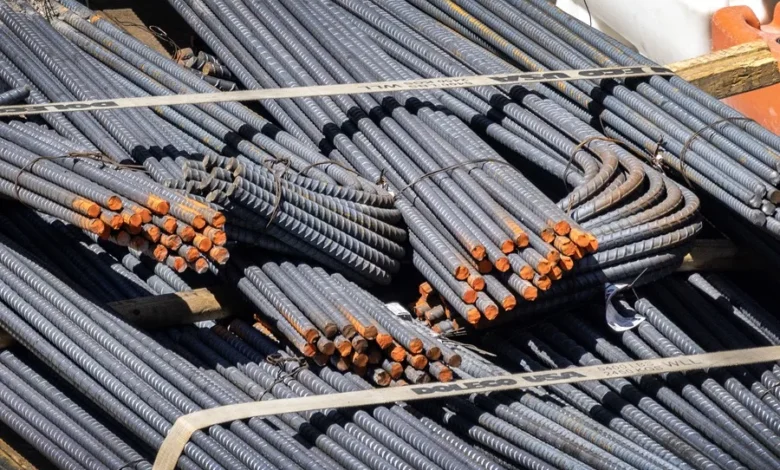 Un paquete de varillas de acero se coloca en una obra en construcción, en una fotografía de archivo. EFE/EPA/Cristóbal Herrera Ulashkevich