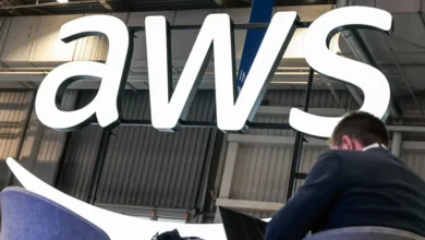 Visitantes pasan junto al stand de Amazon Web Services (AWS) durante la Feria de Hannover 2025, en una fotografía de archivo. /EPA/Hannibal Hanschke