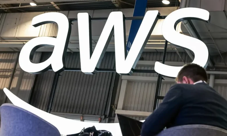 Visitantes pasan junto al stand de Amazon Web Services (AWS) durante la Feria de Hannover 2025, en una fotografía de archivo. /EPA/Hannibal Hanschke