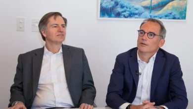 El vicepresidente del IFC, Alfonso García Mora (d) y el vicepresidente del Banco Mundial para América Latina y el Caribe, Carlos Felipe Jaramillo, hablan en entrevista con EFE este jueves en Quito (Ecuador). EFE/Gianna Benalcazar