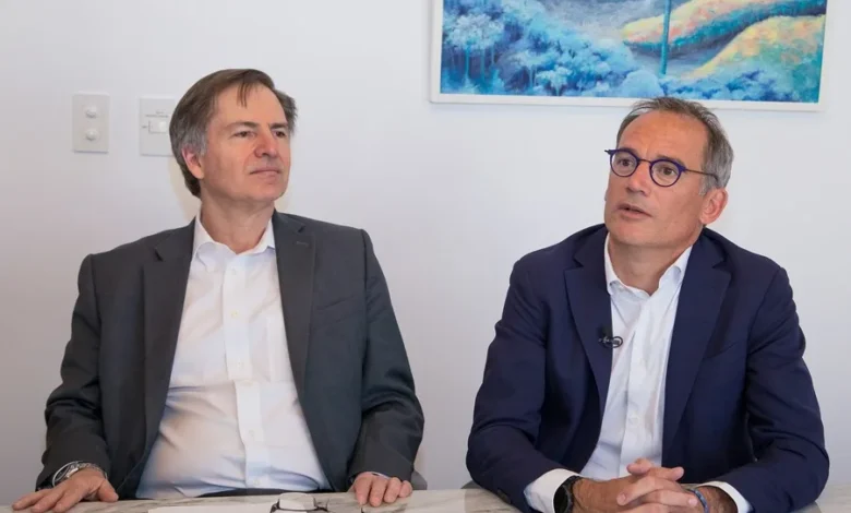 El vicepresidente del IFC, Alfonso García Mora (d) y el vicepresidente del Banco Mundial para América Latina y el Caribe, Carlos Felipe Jaramillo, hablan en entrevista con EFE este jueves en Quito (Ecuador). EFE/Gianna Benalcazar