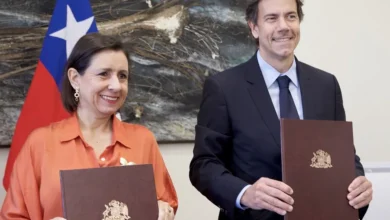 La presidenta del Directorio de Desarrollo País, Luz Granier (i), posa junto al director de Infraestructuras de Telecomunicaciones de Google, Cristian Ramos, este miércoles en Santiago (Chile). EFE/ Javier Martín