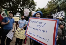 Personas protestan frente a la embajada de Estados Unidos en México este sábado, en Ciudad de México (México). EFE/ José Méndez
