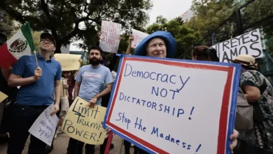 Personas protestan frente a la embajada de Estados Unidos en México este sábado, en Ciudad de México (México). EFE/ José Méndez