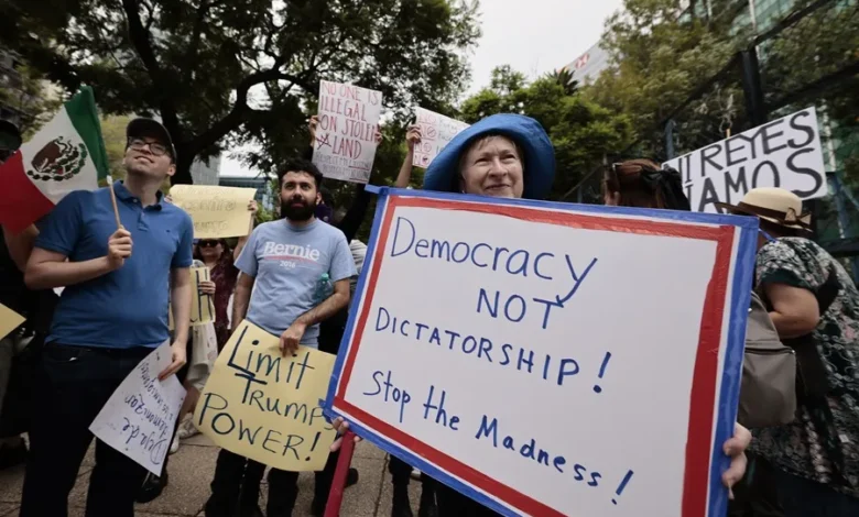 Personas protestan frente a la embajada de Estados Unidos en México este sábado, en Ciudad de México (México). EFE/ José Méndez