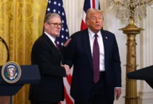 Fotografía de archivo del primer ministro de Reino Unido, Keir Starmer (i), durante un encuentro con el presidente de EE.UU., Donald Trump (d), líderes que hablaron sobre el conflicto con Irán. EFE/Will Oliver