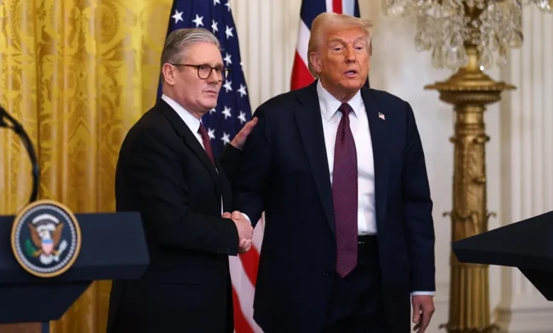 Fotografía de archivo del primer ministro de Reino Unido, Keir Starmer (i), durante un encuentro con el presidente de EE.UU., Donald Trump (d), líderes que hablaron sobre el conflicto con Irán. EFE/Will Oliver