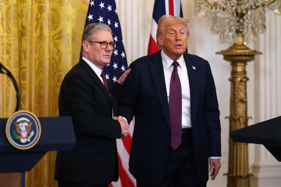 Fotografía de archivo del primer ministro de Reino Unido, Keir Starmer (i), durante un encuentro con el presidente de EE.UU., Donald Trump (d), líderes que hablaron sobre el conflicto con Irán. EFE/Will Oliver