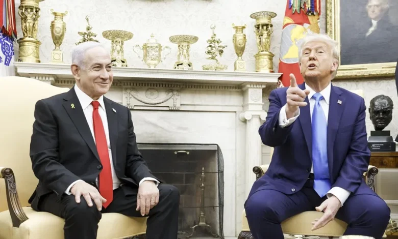 Fotografía de archivo de una reunión entre el primer ministro de Israel, Benjamín Netanyahu (i), y el presidente de Estados Unidos, Donald Trump (d). EFE/Shawn Thew/Pool