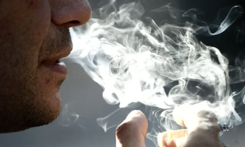 Un hombre fuma en una calle de Montevideo (Uruguay), en una fotografía de archivo. EFE/Hugo Ortuño