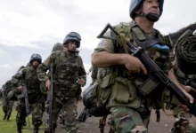 Fotografía de archivo de soldados uruguayos de Naciones Unidas tomando posiciones en lo alto de una colina en Kibati, a las afueras de Goma, en la República Democrática del Congo. EFE/Sarah Elliot