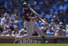 Cal Raleigh de los Marineros de Seattle batea un jonrón de dos carreras en la séptima entrada ante los Cachorros de Chicago el viernes 20 de junio del 2025. (AP Foto/Erin Hooley)
