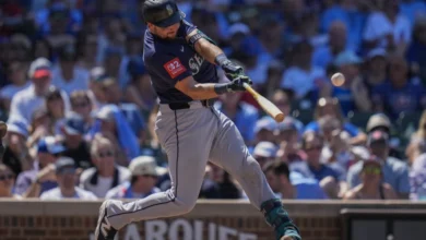 Cal Raleigh de los Marineros de Seattle batea un jonrón de dos carreras en la séptima entrada ante los Cachorros de Chicago el viernes 20 de junio del 2025. (AP Foto/Erin Hooley)