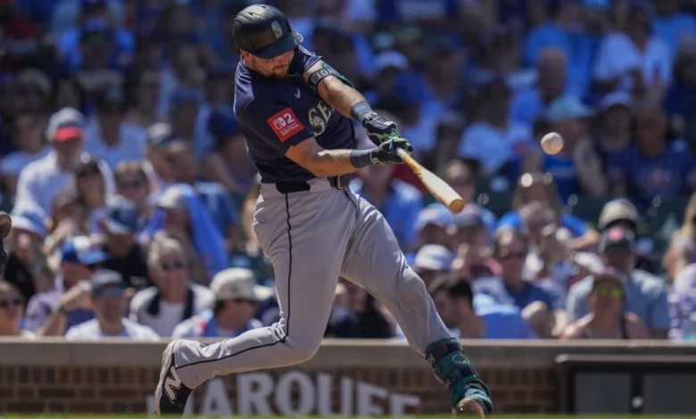 Cal Raleigh de los Marineros de Seattle batea un jonrón de dos carreras en la séptima entrada ante los Cachorros de Chicago el viernes 20 de junio del 2025. (AP Foto/Erin Hooley)