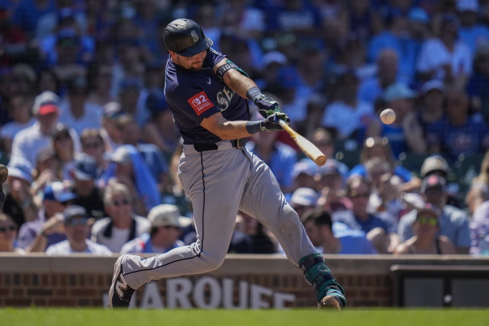 Cal Raleigh de los Marineros de Seattle batea un jonrón de dos carreras en la séptima entrada ante los Cachorros de Chicago el viernes 20 de junio del 2025. (AP Foto/Erin Hooley)