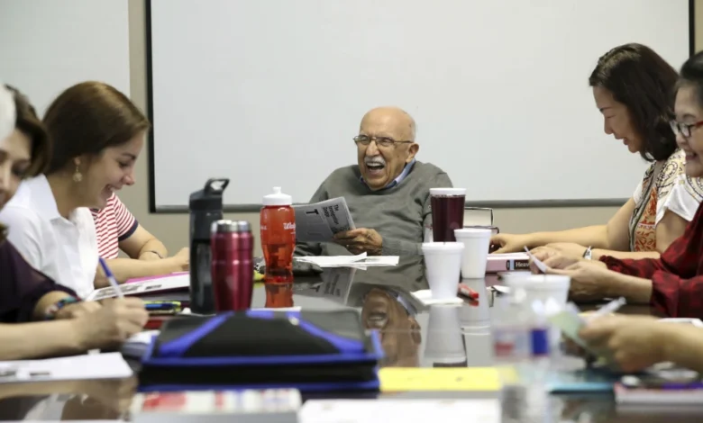 El instructor Vito Susca comparte un momento con su clase de inglés como segundo idioma en el Consejo de Alfabetización de Fort Bend en Sugar Land, Texas, el lunes 19 de junio de 2017. (Steve Gonzales /Houston Chronicle vía AP, archivo)