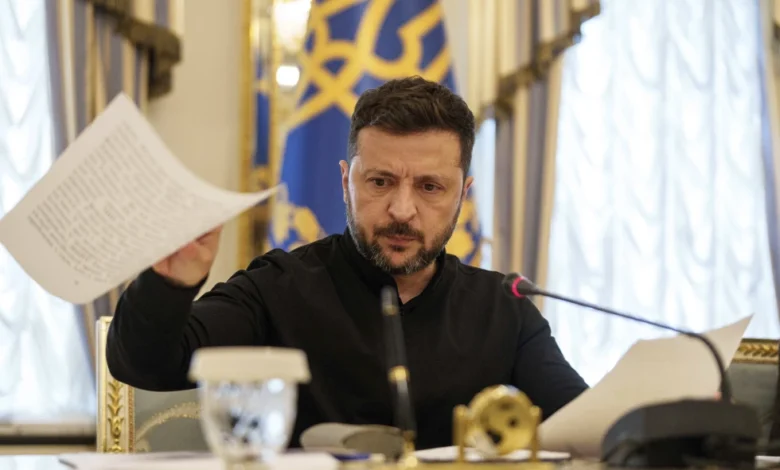 El presidente ucraniano Volodymyr Zelenskyy habla con periodistas en una conferencia de prensa en Kiev, Ucrania, el miércoles 4 de junio de 2025. (AP Foto/Evgeniy Maloletka)