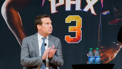 Por DAVID BRANDT Actualizado a las 16:18 GMT-4, 4 de junio de 2025 Compartir PHOENIX (AP) — Los Phoenix Suns contrataron al asistente de los Cleveland Cavaliers, Jordan Ott, como su entrenador en jefe, optando por un líder joven y emergente para reconstruir una franquicia que ha retrocedido en las últimas temporadas, dijo a The Associated Press el miércoles una persona familiarizada con la búsqueda. La persona habló con AP bajo condición de anonimato porque la contratación no ha sido anunciada oficialmente. Ott será el cuarto entrenador en jefe del equipo en cuatro temporadas y reemplaza a Mike Budenholzer, quien fue despedido luego de una miserable temporada de 36-46 que terminó sin un viaje a los playoffs a pesar del costoso trío de Devin Booker, Kevin Durant y Bradley Beal. Ott, de 40 años, ha trabajado para los Atlanta Hawks, los Brooklyn Nets, Los Angeles Lakers y los Cavaliers. También trabajó como coordinador de video con Tom Izzo en Michigan State, donde Mat Ishbia, dueño de los Suns, jugó sin beca entre 1999 y 2003. Queda por ver si Durant o Beal estarán en la plantilla la próxima temporada; ambos podrían ser traspasados. Booker parece ser el único jugador de la plantilla que es realmente intocable tras 10 temporadas en el desierto, incluyendo cuatro participaciones en el Juego de las Estrellas. Historias relacionadas El gerente general novato Brian Gregory dice que está listo para reconstruir los Suns y destaca su cercanía con el propietario Mat Ishbia. El gerente general novato Brian Gregory dice que está listo para reconstruir los Suns y destaca su cercanía con el propietario Mat Ishbia. La búsqueda de entrenador de los Suns se reduce a los asistentes de los Cavs, Bryant y Ott, según una fuente de AP. La búsqueda de entrenador de los Suns se reduce a los asistentes de los Cavs, Bryant y Ott, según una fuente de AP. Esta combinación de fotografías muestra, de izquierda a derecha, a Cooper Flagg, Ace Bailey, Tre Johnson, VJ Edgecombe Jr. y Dylan Harper hablando con los medios en el Draft Combine de baloncesto de la NBA de 2025 en Chicago, el 14 de mayo de 2025. (Foto AP/Nam Y. Huh, archivo) Draft simulado de la NBA: Cooper Flagg, de Duke, se acerca a completar su camino para convertirse en la primera selección general. Ott y su compañero asistente de los Cavs, Johnnie Bryant, fueron los dos finalistas para el puesto. Ambos trabajaron bajo las órdenes de Kenny Atkinson, ayudando a Cleveland a lograr un récord de 64-18 esta temporada, el mejor de la Conferencia Este de la NBA. Ishbia y el gerente general Brian Gregory lideraron una búsqueda exhaustiva que duró un mes y medio e incluyó a más de una docena de candidatos. Gregory también tiene vínculos con Michigan State como exentrenador asistente. ESPN fue el primero en informar sobre la contratación. Ott se hace cargo de una franquicia que ha experimentado un rápido ascenso y caída en los últimos cinco años. Los Suns llegaron a las Finales de la NBA en 2021 con un núcleo que incluía a Booker, Deandre Ayton, Mikal Bridges, Chris Paul, Cameron Johnson y el entrenador Monty Williams, pero perdieron contra los Milwaukee Bucks en seis partidos. Phoenix tuvo el mejor récord de la NBA la temporada siguiente antes de perder contra los Dallas Mavericks en segunda ronda. Ishbia desbarató ese núcleo poco después de comprar el equipo en 2023, tras adquirir a una superestrella como Durant. Sin embargo, los Suns volvieron a perder en la segunda ronda de la postemporada, esta vez contra los eventuales campeones Denver Nuggets. Williams fue despedido al término de la temporada, lo que dio inicio a la reestructuración de la franquicia. Los Suns ficharon a Beal, tres veces All-Star, y contrataron al entrenador Frank Vogel durante la pretemporada, pero el grupo nunca pareció cuajar. Phoenix fue barrido por los Minnesota Timberwolves en la primera ronda de los playoffs de 2024, lo que provocó el despido de Vogel. Budenholzer reemplazó a Vogel antes de la temporada pasada, pero los Suns ni siquiera llegaron al torneo play-in en 2025. Ott trabajó con Budenholzer como coordinador de video de los Hawks de 2013 a 2016.