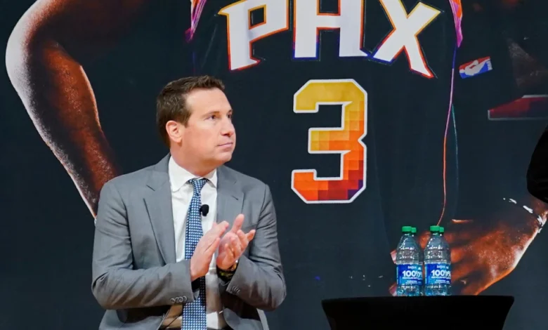 Por DAVID BRANDT Actualizado a las 16:18 GMT-4, 4 de junio de 2025 Compartir PHOENIX (AP) — Los Phoenix Suns contrataron al asistente de los Cleveland Cavaliers, Jordan Ott, como su entrenador en jefe, optando por un líder joven y emergente para reconstruir una franquicia que ha retrocedido en las últimas temporadas, dijo a The Associated Press el miércoles una persona familiarizada con la búsqueda. La persona habló con AP bajo condición de anonimato porque la contratación no ha sido anunciada oficialmente. Ott será el cuarto entrenador en jefe del equipo en cuatro temporadas y reemplaza a Mike Budenholzer, quien fue despedido luego de una miserable temporada de 36-46 que terminó sin un viaje a los playoffs a pesar del costoso trío de Devin Booker, Kevin Durant y Bradley Beal. Ott, de 40 años, ha trabajado para los Atlanta Hawks, los Brooklyn Nets, Los Angeles Lakers y los Cavaliers. También trabajó como coordinador de video con Tom Izzo en Michigan State, donde Mat Ishbia, dueño de los Suns, jugó sin beca entre 1999 y 2003. Queda por ver si Durant o Beal estarán en la plantilla la próxima temporada; ambos podrían ser traspasados. Booker parece ser el único jugador de la plantilla que es realmente intocable tras 10 temporadas en el desierto, incluyendo cuatro participaciones en el Juego de las Estrellas. Historias relacionadas El gerente general novato Brian Gregory dice que está listo para reconstruir los Suns y destaca su cercanía con el propietario Mat Ishbia. El gerente general novato Brian Gregory dice que está listo para reconstruir los Suns y destaca su cercanía con el propietario Mat Ishbia. La búsqueda de entrenador de los Suns se reduce a los asistentes de los Cavs, Bryant y Ott, según una fuente de AP. La búsqueda de entrenador de los Suns se reduce a los asistentes de los Cavs, Bryant y Ott, según una fuente de AP. Esta combinación de fotografías muestra, de izquierda a derecha, a Cooper Flagg, Ace Bailey, Tre Johnson, VJ Edgecombe Jr. y Dylan Harper hablando con los medios en el Draft Combine de baloncesto de la NBA de 2025 en Chicago, el 14 de mayo de 2025. (Foto AP/Nam Y. Huh, archivo) Draft simulado de la NBA: Cooper Flagg, de Duke, se acerca a completar su camino para convertirse en la primera selección general. Ott y su compañero asistente de los Cavs, Johnnie Bryant, fueron los dos finalistas para el puesto. Ambos trabajaron bajo las órdenes de Kenny Atkinson, ayudando a Cleveland a lograr un récord de 64-18 esta temporada, el mejor de la Conferencia Este de la NBA. Ishbia y el gerente general Brian Gregory lideraron una búsqueda exhaustiva que duró un mes y medio e incluyó a más de una docena de candidatos. Gregory también tiene vínculos con Michigan State como exentrenador asistente. ESPN fue el primero en informar sobre la contratación. Ott se hace cargo de una franquicia que ha experimentado un rápido ascenso y caída en los últimos cinco años. Los Suns llegaron a las Finales de la NBA en 2021 con un núcleo que incluía a Booker, Deandre Ayton, Mikal Bridges, Chris Paul, Cameron Johnson y el entrenador Monty Williams, pero perdieron contra los Milwaukee Bucks en seis partidos. Phoenix tuvo el mejor récord de la NBA la temporada siguiente antes de perder contra los Dallas Mavericks en segunda ronda. Ishbia desbarató ese núcleo poco después de comprar el equipo en 2023, tras adquirir a una superestrella como Durant. Sin embargo, los Suns volvieron a perder en la segunda ronda de la postemporada, esta vez contra los eventuales campeones Denver Nuggets. Williams fue despedido al término de la temporada, lo que dio inicio a la reestructuración de la franquicia. Los Suns ficharon a Beal, tres veces All-Star, y contrataron al entrenador Frank Vogel durante la pretemporada, pero el grupo nunca pareció cuajar. Phoenix fue barrido por los Minnesota Timberwolves en la primera ronda de los playoffs de 2024, lo que provocó el despido de Vogel. Budenholzer reemplazó a Vogel antes de la temporada pasada, pero los Suns ni siquiera llegaron al torneo play-in en 2025. Ott trabajó con Budenholzer como coordinador de video de los Hawks de 2013 a 2016.