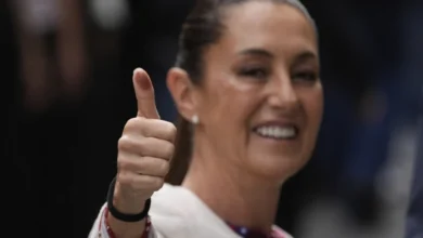 La presidenta Claudia Sheinbaum muestra su pulgar tatuado después de votar en las primeras elecciones judiciales del país en la Ciudad de México,