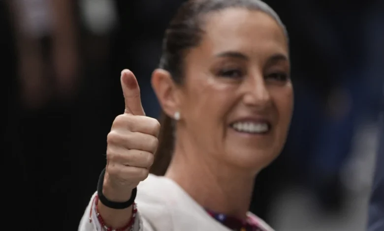 La presidenta Claudia Sheinbaum muestra su pulgar tatuado después de votar en las primeras elecciones judiciales del país en la Ciudad de México,