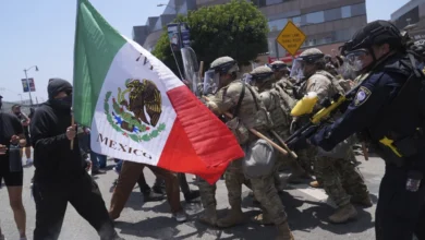 ARCHIVO – Manifestantes se enfrentan con las autoridades en el centro de Los Ángeles, el domingo 8 de junio de 2025, tras las protestas contra las redadas migratorias de la noche anterior. (AP Foto/Jae Hong, Archivo)
