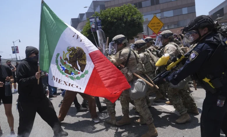 ARCHIVO – Manifestantes se enfrentan con las autoridades en el centro de Los Ángeles, el domingo 8 de junio de 2025, tras las protestas contra las redadas migratorias de la noche anterior. (AP Foto/Jae Hong, Archivo)