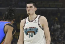 El pívot de los Memphis Grizzlies, Zach Edey (14), reacciona en la primera mitad del tercer partido de la serie de primera ronda de los playoffs de la NBA contra el Oklahoma City Thunder en Memphis, Tennessee, el jueves 24 de abril de 2025. (Foto AP/Brandon Dill, Archivo)