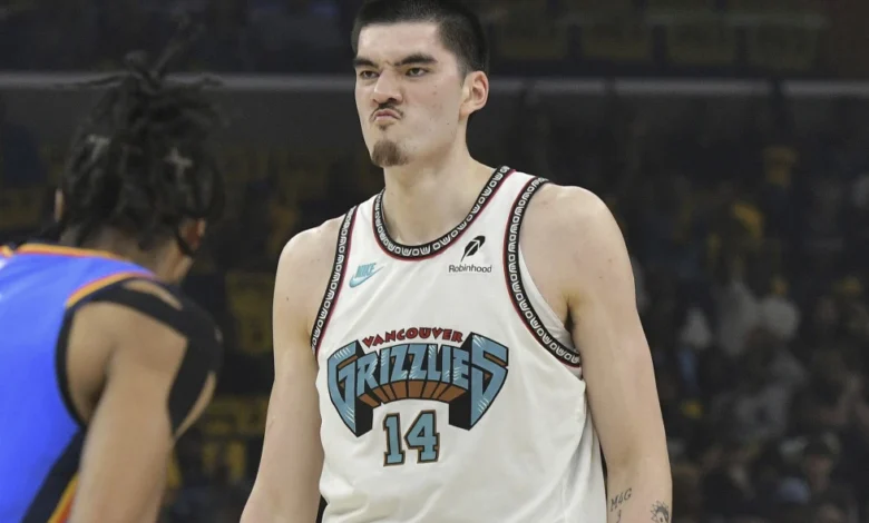 El pívot de los Memphis Grizzlies, Zach Edey (14), reacciona en la primera mitad del tercer partido de la serie de primera ronda de los playoffs de la NBA contra el Oklahoma City Thunder en Memphis, Tennessee, el jueves 24 de abril de 2025. (Foto AP/Brandon Dill, Archivo)