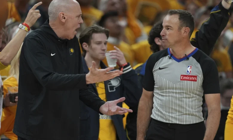 El entrenador de los Indiana Pacers, Rick Carlisle, discute con el árbitro Josh Tiven durante la segunda mitad del cuarto partido de las Finales de la NBA contra el Oklahoma City Thunder, el viernes 13 de junio de 2025, en Indianápolis. (Foto AP/Michael Conroy)