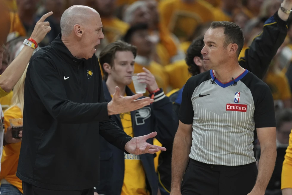 El entrenador de los Indiana Pacers, Rick Carlisle, discute con el árbitro Josh Tiven durante la segunda mitad del cuarto partido de las Finales de la NBA contra el Oklahoma City Thunder, el viernes 13 de junio de 2025, en Indianápolis. (Foto AP/Michael Conroy)