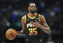 El alero de los Phoenix Suns, Kevin Durant, hace un gesto durante la segunda mitad de un partido de baloncesto de la NBA el 9 de marzo de 2025 en Dallas. (Foto AP/Julio Cortez, Archivo)