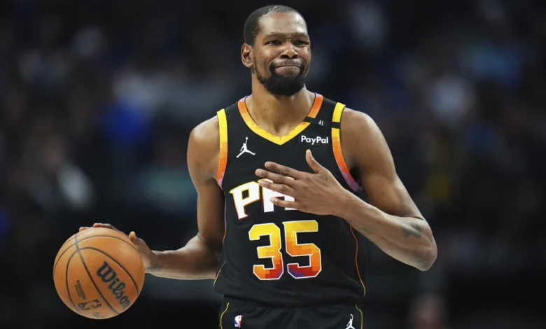 El alero de los Phoenix Suns, Kevin Durant, hace un gesto durante la segunda mitad de un partido de baloncesto de la NBA el 9 de marzo de 2025 en Dallas. (Foto AP/Julio Cortez, Archivo)